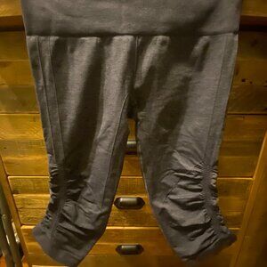 LULUEMON LEGGINGS. CROP. GREY. SEAMLESS. Size 6